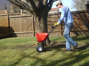 Lawn-Lawncare-Grass-Fertilizer-Fertilizing-Sklawn-Aeration3