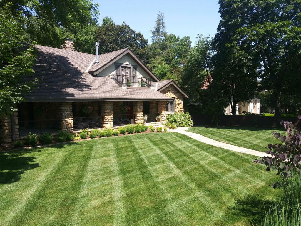 lawn-and-landscaping-mowing-KCMO-Kansas-City-MO